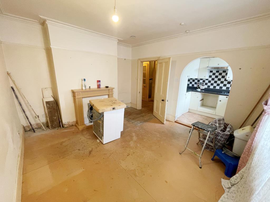 Lot: 109 - FLAT FOR IMPROVEMENT WITH FREEHOLD AND VACANT BASEMENT WITH POTENTIAL - Living Room with Arch to Kitchen
